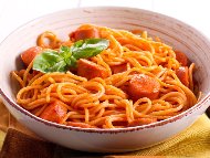 Бързи мързеливи спагети с доматен сос и кренвирши за хот дог